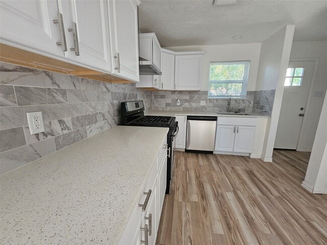 Building Photo - 105 E Wavy Oak Cir