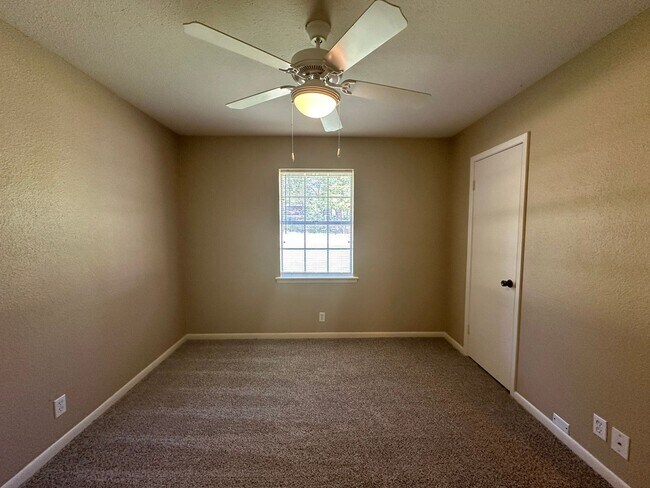 Building Photo - Charming 3 Bedroom in Flint!