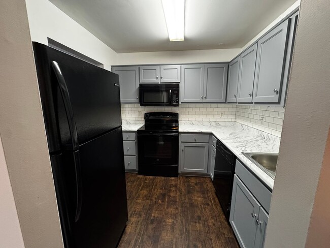 Building Photo - 46 Sagebrush Apartments