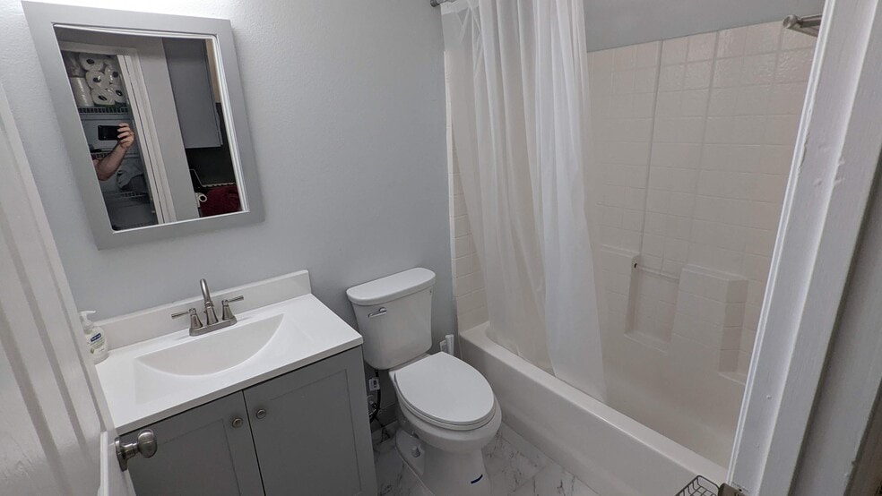 Building Photo - 3048 Pineda Dr