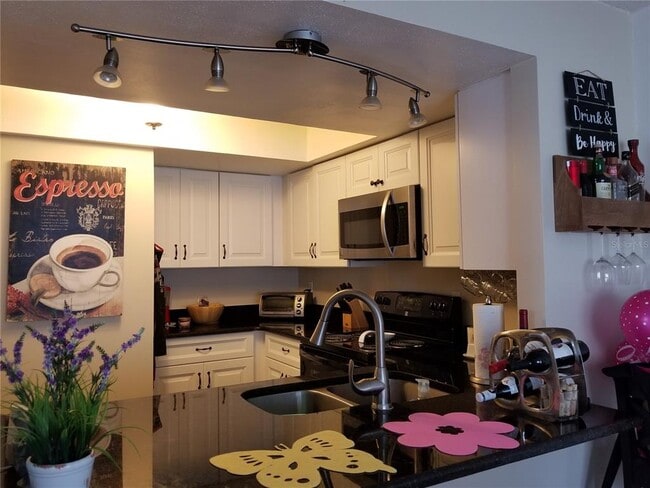 Building Photo - 422 S Netherwood Cres