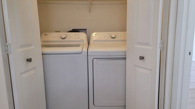 Building Photo - Gorgeous Fully Remodeled Condo
