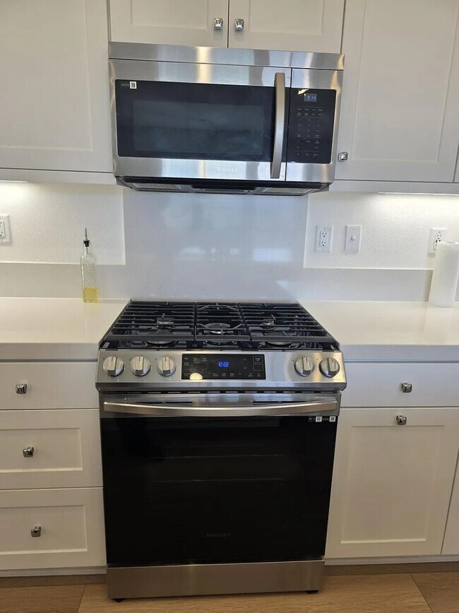 Building Photo - Bright 1-Bed Top-Floor Haven w/ In-Unit Laundry, Central AC & Attached Garage – Valencia