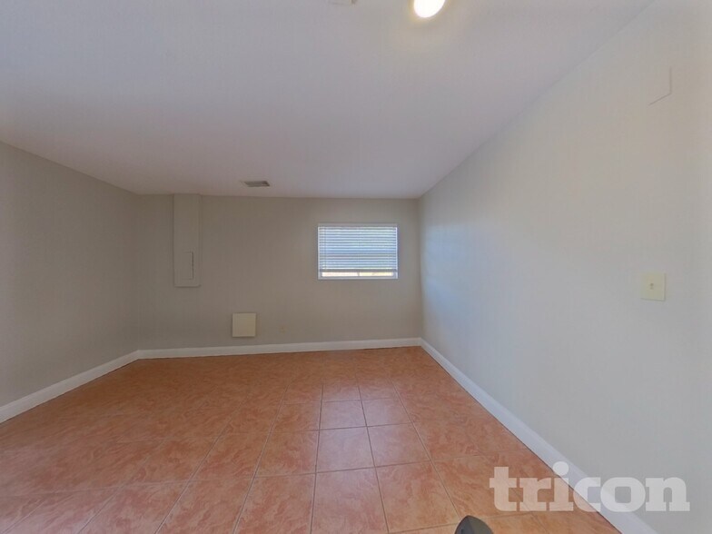 Building Photo - 1101 Seffner Valrico Rd