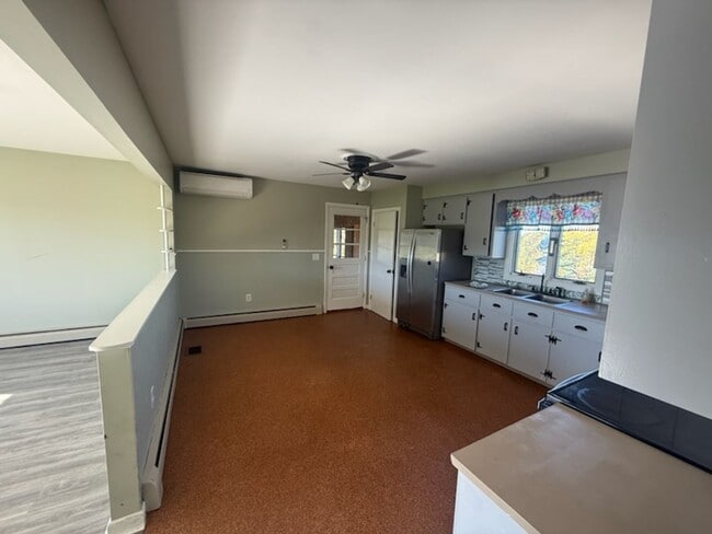 Building Photo - Three Bedroom Single Family House for Rent...