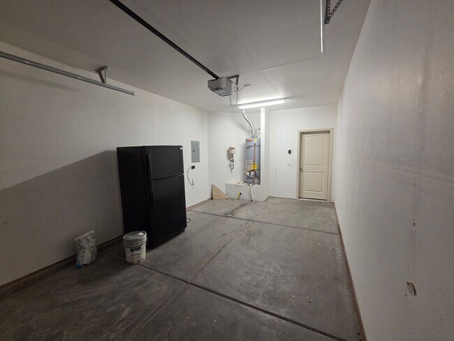 Building Photo - Large 4 Br - like new under $2k!