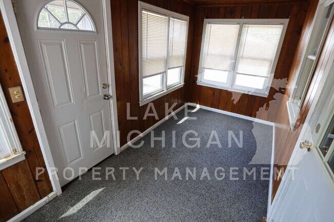 Building Photo - 841 Capen St NE
