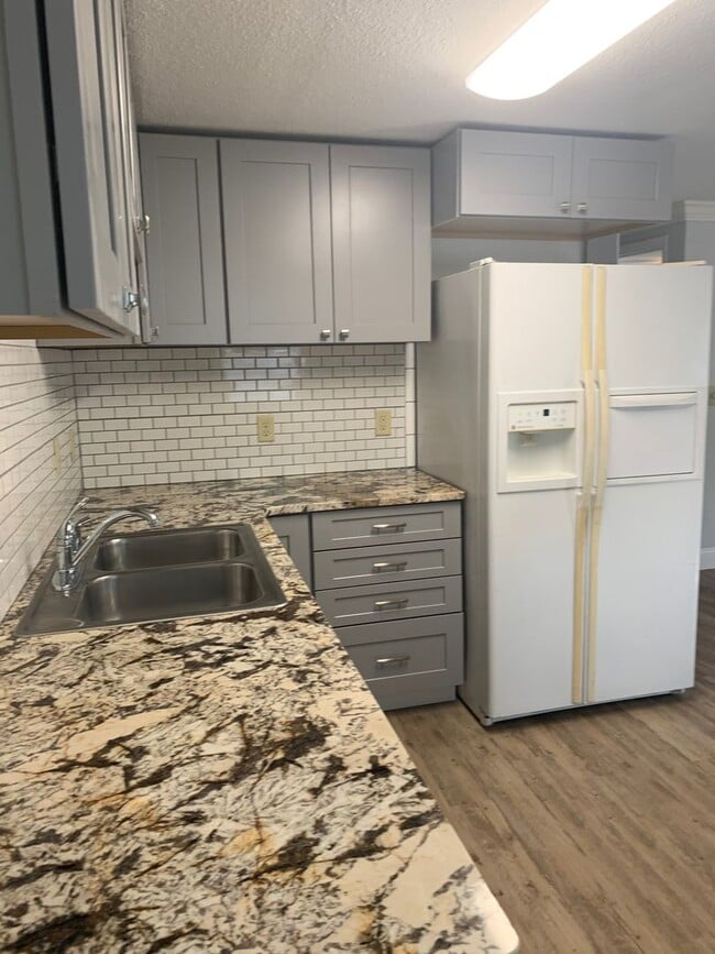 Building Photo - 3 bedroom 1 bath recently refurbished  with large fenced backyard ,close to shopping and the beach