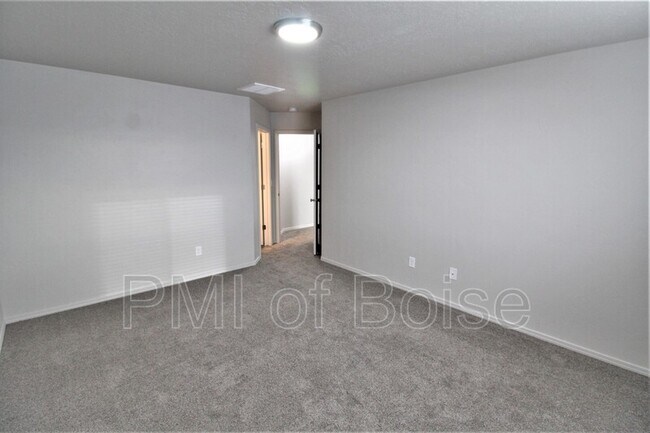 Building Photo - 19571 Newhall Pl
