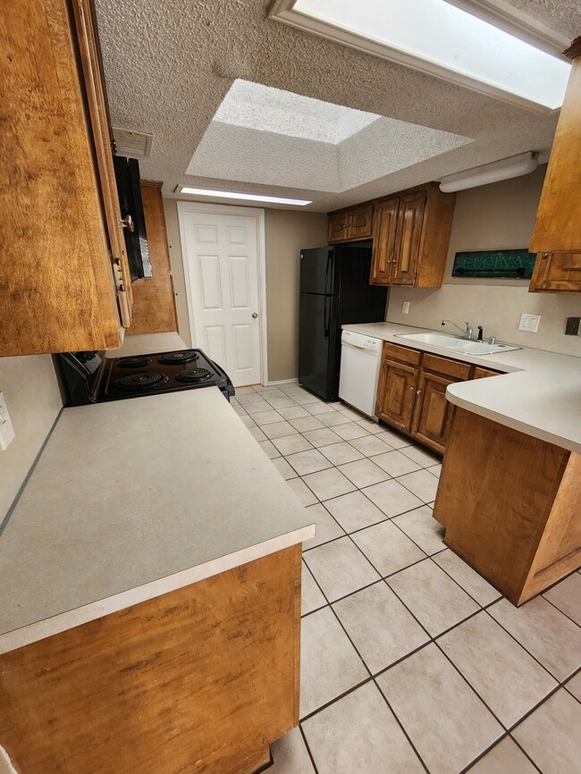 Building Photo - 2 bed 2 bath, 2 car garage