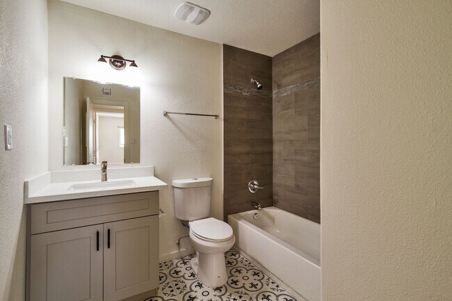 Building Photo - Huge Yard backing the 60.  5 Bed 3 Bath house at ASU