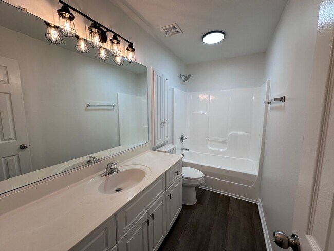 Building Photo - UPDATED TOWNHOME IN EVANS
