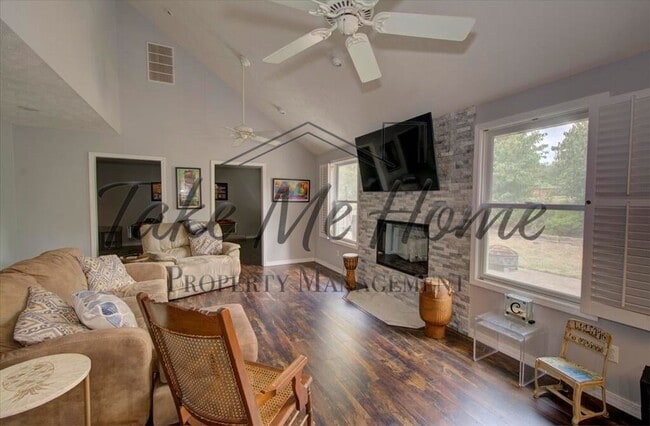 Building Photo - 3 Bedroom 2.5 Baths in Kickapoo District!