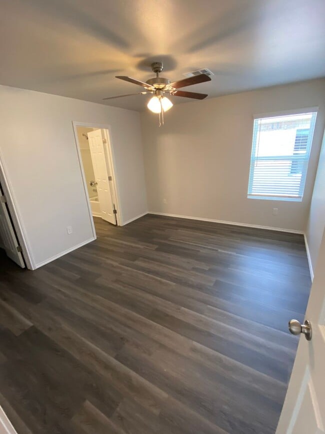 Building Photo - Pre-Leasing Now! Secure This Modern 3-Bedroom, 2-Bathroom Home in Shadow Valley