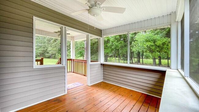 Building Photo - 4 Bedrooms, 2 Bathrooms in the Heart of Ri...