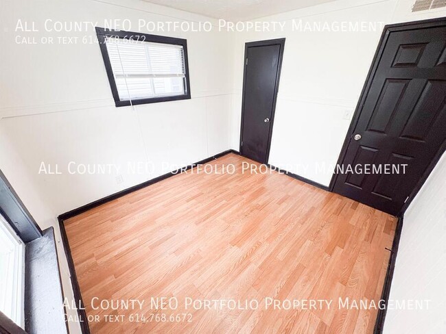 Building Photo - 857 S Waverly St