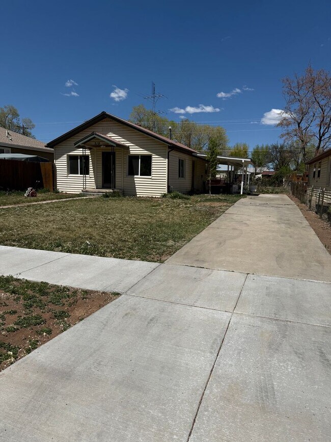 Building Photo - 2 bed 1 bath on Montezuma