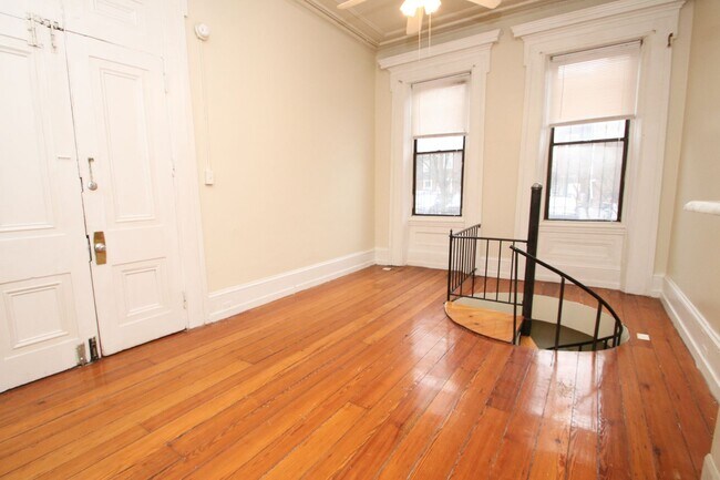 Building Photo - Spacious Bilevel 1 BR, 1.5 BA & More!*Avai...