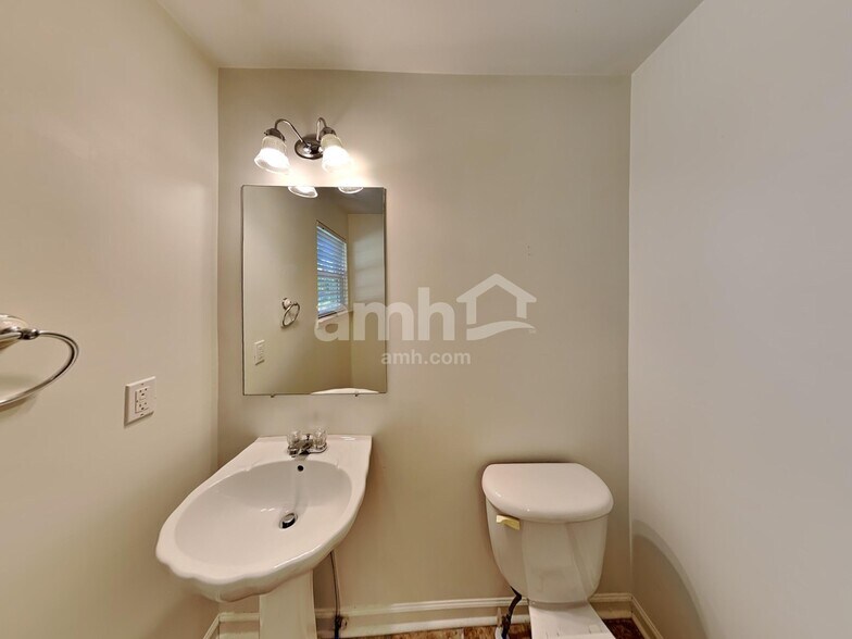 Building Photo - 1042 Vanguard Dr