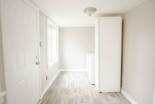 Building Photo - Cute three bedroom home in East Toledo!