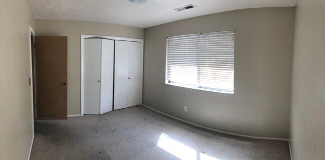 Building Photo - 2 Bedroom 1.5  bath townhome with communit...