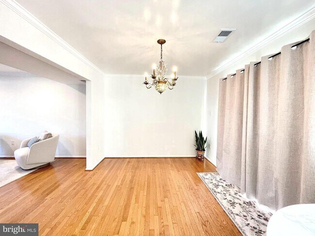 Building Photo - 27 Chantilly Ct