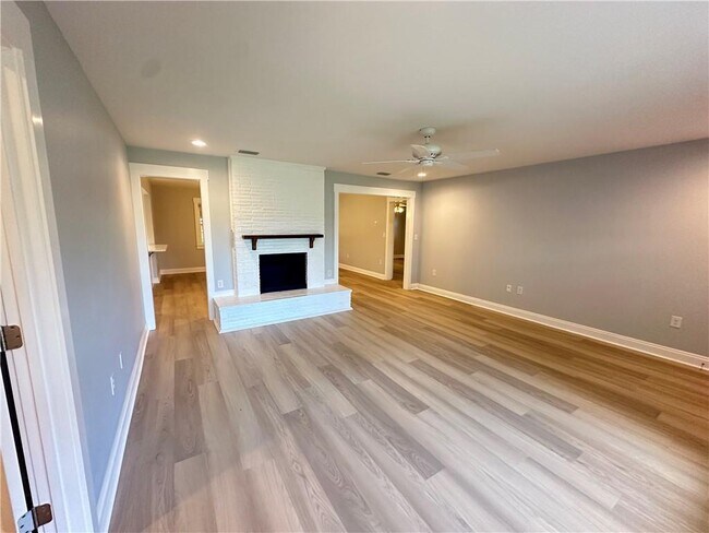 Building Photo - 311 W Marigold Ave