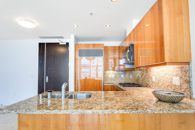 Building Photo - Water Views in the Pinnacle Marina