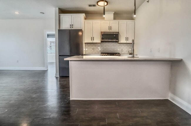 Building Photo - 1901 Summit Ave