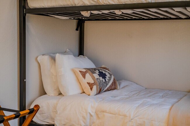 Building Photo - 736 W Rider Dr