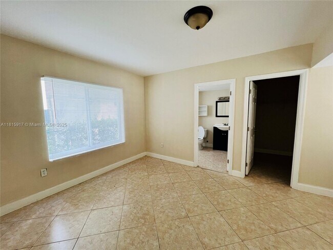 Building Photo - 950 Bay Dr