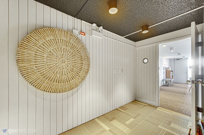 Building Photo - 6033 N Sheridan Rd