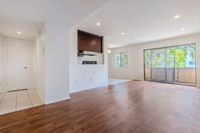 Building Photo - Chatsworth Rent This Now