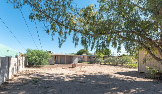 Building Photo - 410 E Waverly St