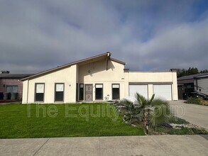 Building Photo - 534 Ash St