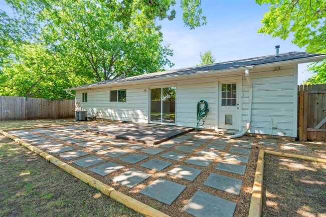 Building Photo - 902 Cardiff Dr