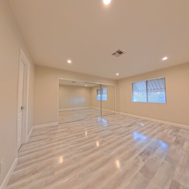 Building Photo - Modern style 2 Bed 2 bath Condo 1st Floor at The Lakes!