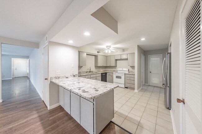 Building Photo - Prime Location in Overton West! Spacious D...