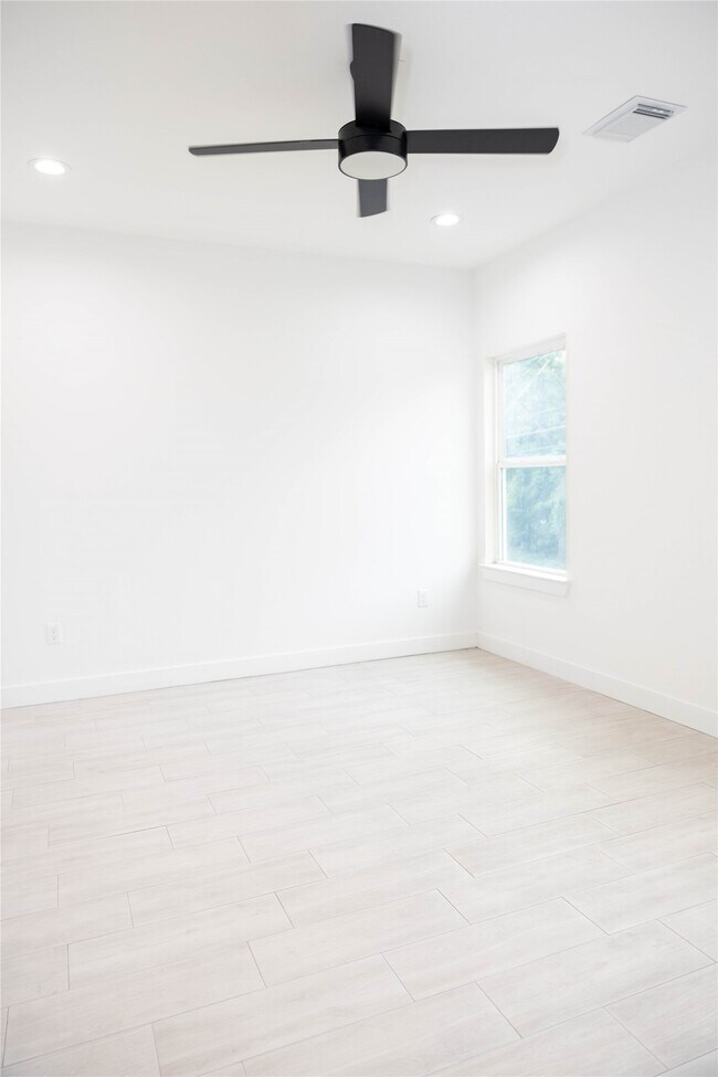 Building Photo - 8208 Knox St
