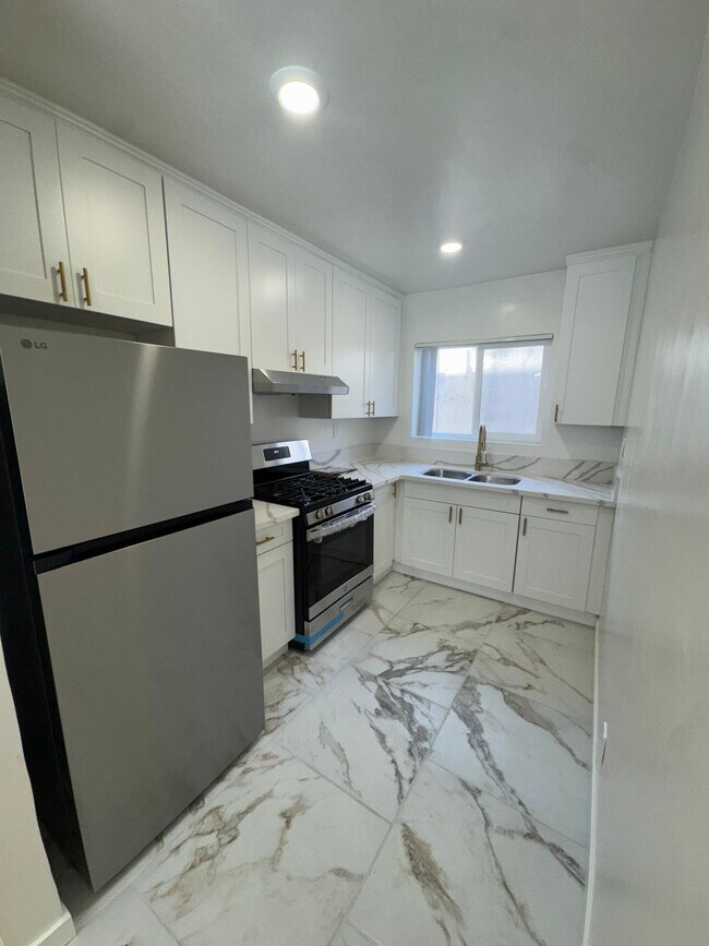 Primary Photo - 1757 N Serrano