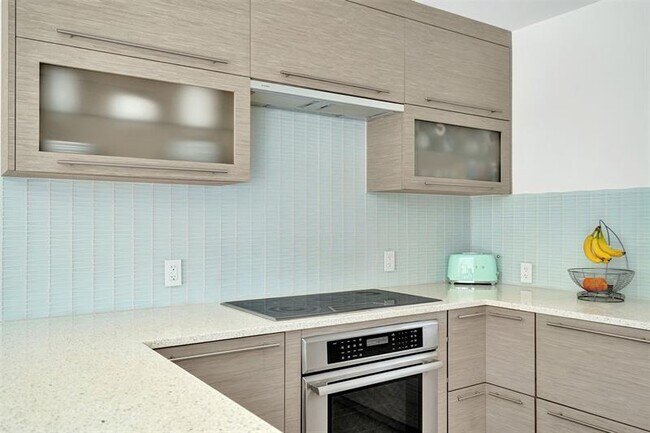 Building Photo - 2514 Yacht Club Blvd