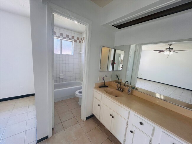 Building Photo - 10502 Long River Dr