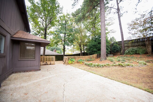 Building Photo - 6815 Raintree Dr