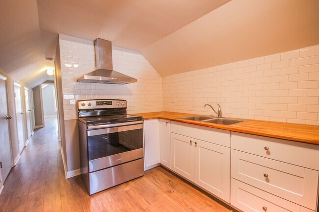 Building Photo - Highland Park Living with Private Deck & Updated 2BR Near Downtown Chattanooga