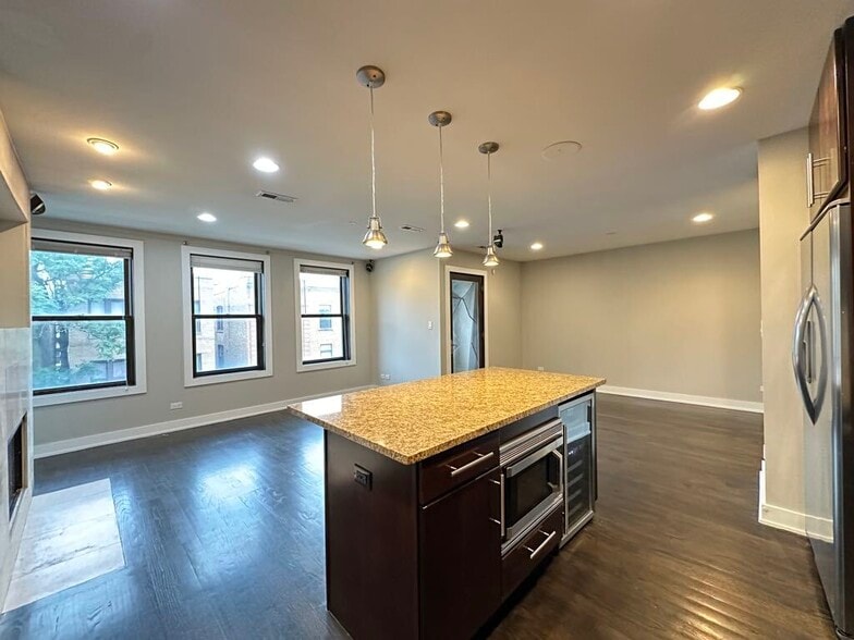 Building Photo - 907 N Damen Ave