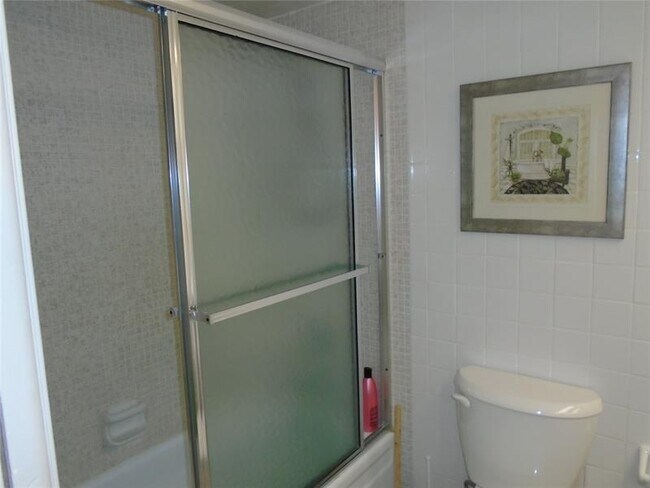 Building Photo - 3165 NE 48th Ct