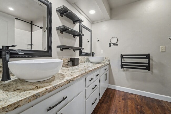 Building Photo - Stylish 2-Bed, 2-Bath Home with Generous Den in The Meadows