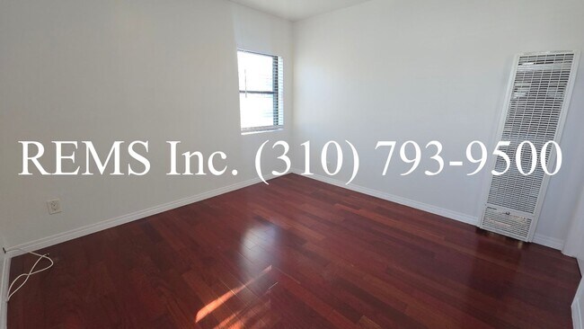 Building Photo - Refurbished Upstairs Apartment with Garage parking