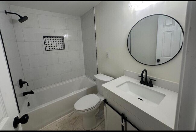 Building Photo - 722 Brawner St