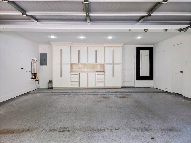 Building Photo - 7 Leisure Ln
